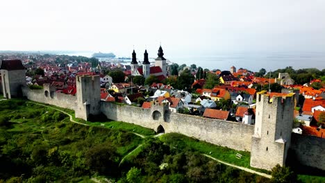 Muralla-De-La-Gran-Ciudad,-Iglesia,-Pequeño-Pueblo-Junto-Al-Mar,-Visby,-Suecia,-Zumbido