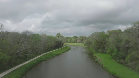 Eine-Luftaufnahme-Eines-Kajakfahrers,-Der-Auf-Dem-Horsepen-Bayou-Unter-Bedrohlichen-Wolken-Im-Clear-Lake,-Houston,-Texas-Paddelt,-Per-Drohne