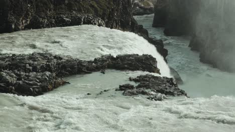 Gullfoss-Island,-Berühmter-Goldener-Wasserfall,-Der-Zwischen-Den-Felsen-Der-Hvita-Schlucht-Fließt,-Aufsteigender-Wassernebeldampf,-Sonniger-Tag
