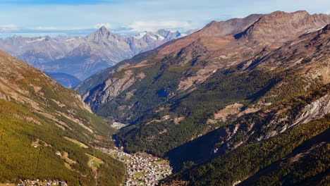 Sommer-Alphabet,-Saastal,-Saas-Fee,-Grund,-Schweiz,-Gipfel-Der-Schweizer-Alpen,-Alpental,-Gletscher,-Berggipfel,-Sommer,-Früher-Morgen,-Atemberaubend,-Lebhaft,-Klarer-Blauer-Himmel,-Zermatt,-Langsam-Nach-Links-Schwenken