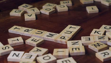 Los-Mosaicos-De-Letras-Scrabble-Forman-Crucigramas-Con-Las-Palabras-Trump-Y-Putin