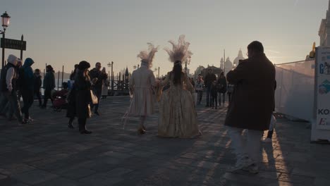 Dúo-De-Carnaval-A-La-Luz-Dorada-Del-Atardecer,-Caminando-Por-Venecia