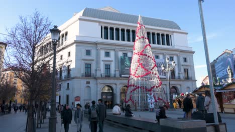 Se-Ve-Gente-Fuera-Del-Teatro-Real-Ubicado-En-La-Plaza-Isabel-II-Y-Frente-Al-Palacio-Real-Es-La-Institución-Más-Importante-De-España-Para-Las-Artes-Escénicas-Y-Musicales