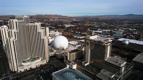 Drohnenaufnahme-Der-Hotel--Und-Casinogebäude-Silver-Legacy-Und-Eldorado-In-Reno,-Nevada,-USA