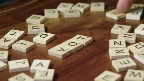 Voto-De-Palabra-Está-Hecho-De-Letras-De-Azulejos-De-Scrabble-Sobre-Una-Mesa-De-Madera
