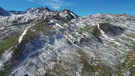 Montañas-De-Los-Pirineos-Franceses-Y-Paisaje-Natural-Nevado-Blanco---Aéreo-4k