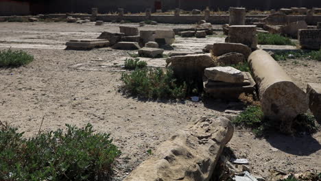 Römische-Ruinen-Verstreut-Auf-Dem-Boden-In-Der-Archäologischen-Stätte-Von-Sbeitla-In-Tunesien