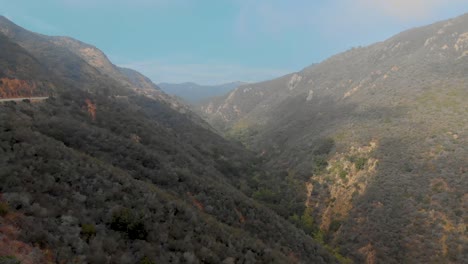 Empuje-Lento-En-Toma-Aérea-De-Cañones-De-Montaña-Cerca-De-Malibú,-California.