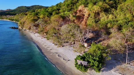 Drohnenaufnahmen-Eines-Strandes-Mit-Kleinen-Bambushäusern-In-Der-Nähe-Von-Palawan-Auf-Den-Philippinen