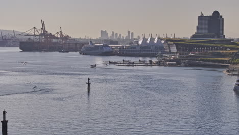 Vancouver,-BC,-Kanada,-Luftaufnahme,-V87,-Vergrößerte-Ansicht,-Drohnenüberflug-über-Den-Hafen,-Aufnahme-Der-Wasserflugzeuglandung-Auf-Dem-Wasser-Vor-Der-Werft-Und-Der-Uferpromenade,-Innenstadtansicht-–-Aufgenommen-Mit-Mavic-3-Pro-Cine-–-Juli-2023