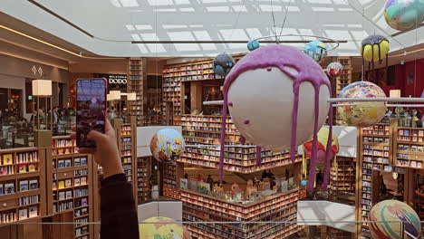 Besucher-Machen-Ein-Foto-Vom-Inneren-Der-Starfield-Suwon-Bibliothek-Im-Obersten-Stockwerk