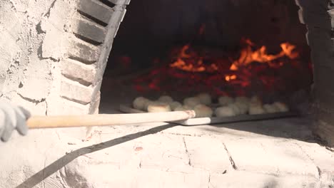 Brot-Backen-Im-Lehmofen,-Traditionelle-Bäckerei-Mit-Gebäck-In-Zeitlupe