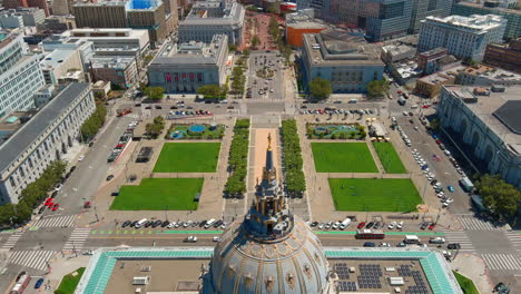 San-Francisco,-Kalifornien-Und-Das-Rathaus---Pullback-Luftaufnahme-Mit-Schwenk-Nach-Oben