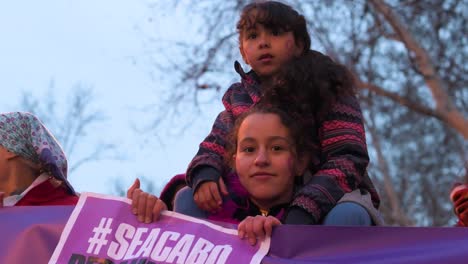 Junge-Demonstranten-Sind-Während-Einer-Demonstration-Am-Internationalen-Frauentag-Zu-Sehen