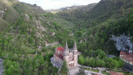 Catedral-De-Covadonga,-Cangas-De-Onís,-Asturias,-España---Aéreo-4k-Dando-Vueltas