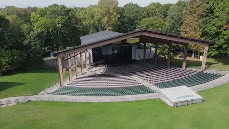 Meadow-Brook-Amphitheater-in-aerial-establishing-view,-Rochester,-Michigan,-USA