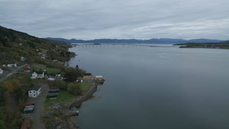 Tresfjordbrua-Brücke-In-Norwegen-Mit-Umgebender-Landschaft,-Luftaufnahme