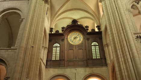 Abadía-De-Saint-Étienne-En-Caen,-Francia,-Que-Muestra-El-Ornamentado-Reloj-Y-Los-Arcos.