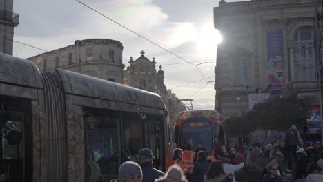 Toma-En-Cámara-Lenta-De-Tranvías-Decorados-Para-El-Transporte-Gratuito-En-Montpellier.