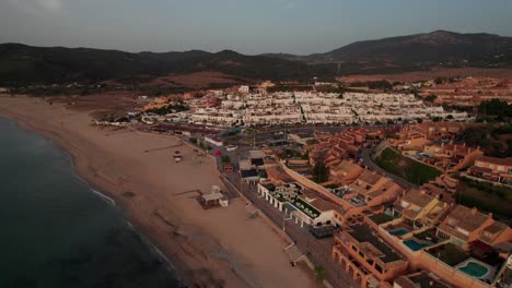 Luftaufnahme-Einer-Drohne-Mit-Rotierender-Luftaufnahme-Des-Stadtkomplexes-Der-Spanischen-Stadt-Algeciras-Bei-Sonnenaufgang