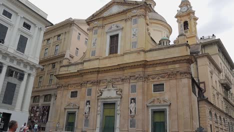 Panning-down-clip-of-exterior-of-Chiesa-del-Gesù-e-dei-Santi-Ambrogio-e-Andrea,-Genoa,-Italy