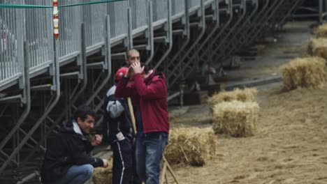 Su-Componidori-Reiten-Beim-Sartiglia-Fest-Und-Der-Parade,-Karneval-In-Oristano,-Sardinien,-Italien.-Reiter-Mit-Maske-Fängt-Den-Stern-Mit-Einem-Schwert