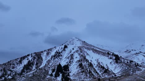 Schneebedeckter-Berggipfel-|-Schönheit-Der-Helmos-Bergkette-Bei-Kaltem-Wetter-|-4k