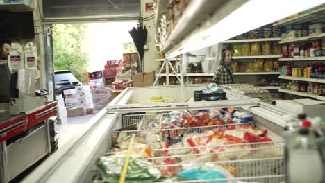 Un-Niño-Judío-De-12-Años-Entrando-A-Una-Tienda-De-Comestibles-En-Israel
