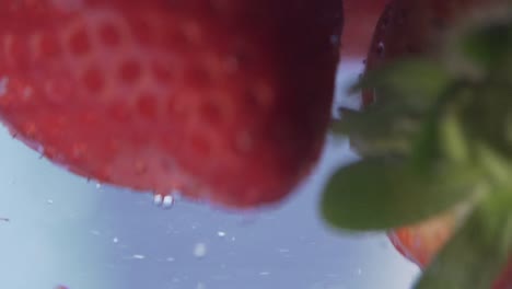 Erdbeeren-Fallen-In-Zeitlupe-Ins-Wasser,-Gesunde,-Organische,-Natürliche-Fruchtnahrung