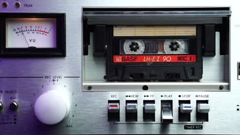 BASF-Audiokassette-Läuft-Im-Vintage-Player,-Nahaufnahme