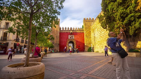 Maravilloso-Timelapse-En-La-Plaza-Del-Alcázar-De-Sevilla,-Hermosa-Puesta-De-Sol-Sobre-La-Fortaleza,-España