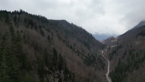 Aufstieg-über-Bewaldete-Berghänge-Auf-Einem-Gewundenen-Fußweg-Oder-Einer-Straße-Entlang-Des-Talbodens