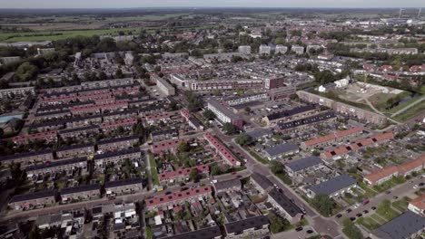 Amplia-Vista-De-La-Ciudad-Holandesa-Que-Revela-La-Zona-Comercial-En-El-Barrio-Residencial-Waterkwartier-En-Los-Suburbios-De-Zutphen,-Países-Bajos