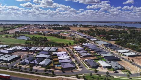 Luftaufnahme-Einer-Neuen-Wohnsiedlung-In-Der-Nähe-Eines-Golfplatzes-In-Yarrawonga,-Victoria,-Australien