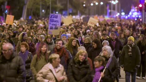 Tausende-Menschen-Marschieren-Während-Einer-Demonstration-Zum-Internationalen-Frauentag-Durch-Madrids-Straßen