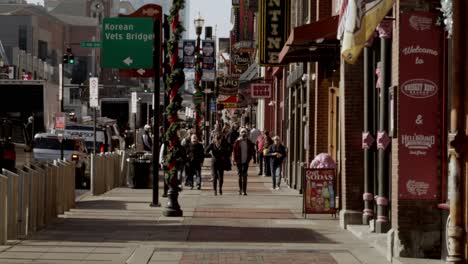 Turistas-En-Broadway-Street-En-Nashville,-Tennessee-Durante-El-Día-Con-Video-Estable-De-Toma-Amplia