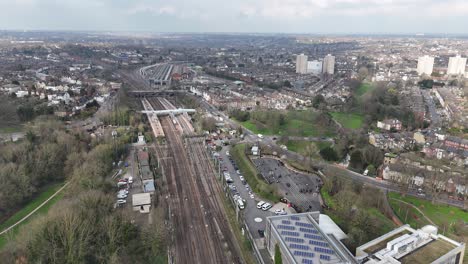 Tren-En-La-Línea-Ferroviaria-Hornsey-North-London-Reino-Unido-Drone,antena