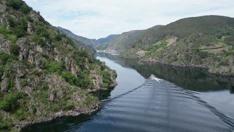 Boat-Sails-through-Sil-Canyon-River-in-Ribeira-Sacra,-Galicia,-Spain---Aerial-4k-Circling