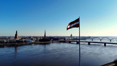 Bandera-De-Letonia-Volando-Sobre-Una-Ciudad-Riga