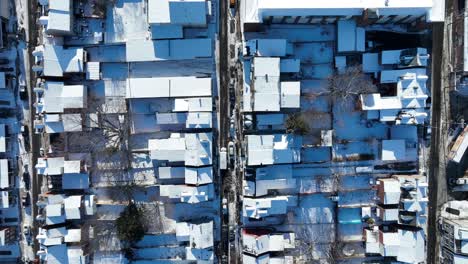 Barrio-Americano-Densamente-Poblado-Con-Techos-Cubiertos-De-Nieve.