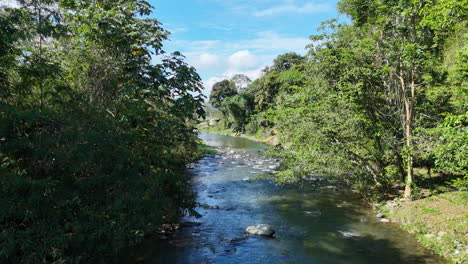 Vuelo-Lento-De-Drones-Sobre-El-Río-Caribeño-Yaque-Del-Norte-Durante-El-Día-Soleado-En-Jarabacoa