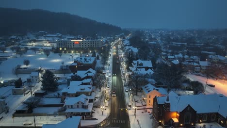 Ciudad-Nevada-Al-Amanecer-Con-Adornos-Navideños-Que-Bordean-La-Calle-Principal-En-Ephrata,-Pensilvania