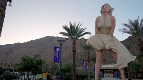 Estatua-De-Marilyn-Monroe-En-Palms-Springs,-California,-Con-Vídeo-En-Primer-Plano-Panorámico-De-Derecha-A-Izquierda