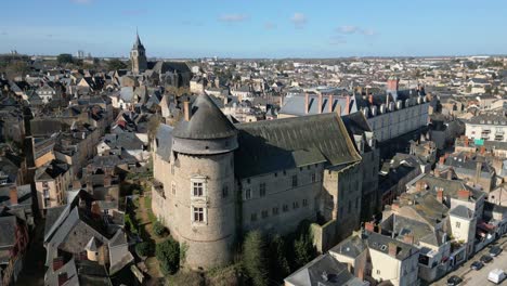 Laval-Castle-and-traditional-houses-in-town-center,-Mayenne-department,-France