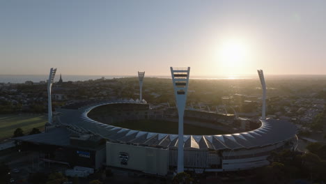 Antenne,-Sonnenschein-über-Dem-Wiederaufgebauten-Kardinia-Park,-Geelong,-Australien