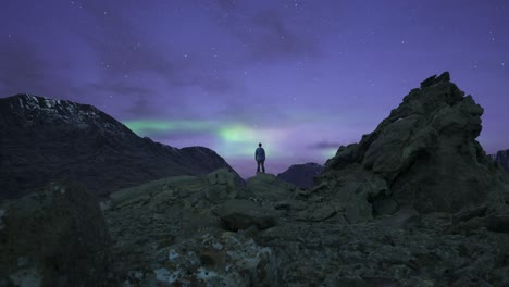 Abenteuerlustiger-Wanderer-Auf-Einem-Felsigen,-Schroffen-Gipfel