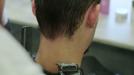 Ein-Mann-Lässt-Sich-Beim-Friseur-Die-Haare-Schneiden