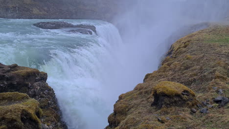 Mächtiger-Wasserfall-In-Der-Landschaft-Islands,-Gletscherwasser-Fließt-In-Eine-Tiefe,-Enge-Schlucht