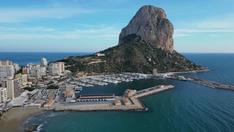 Calpe-Rock-Y-Popular-Destino-De-Vacaciones-En-La-Costa-Blanca,-España---Antena-4k