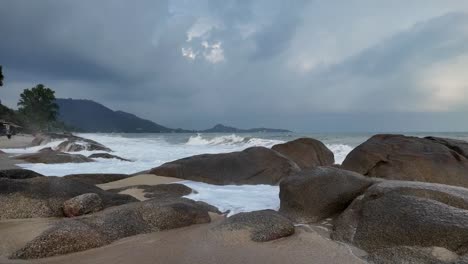 Monsoon-Waves-at-koh-Samui-Beach,-Thailand
